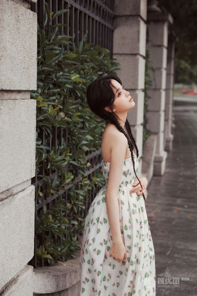 欧阳娜娜甜美清新礼裙印花裙街拍写真图片