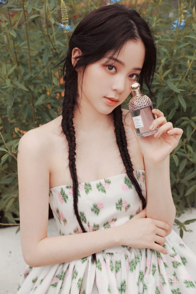欧阳娜娜甜美清新礼裙印花裙街拍写真图片