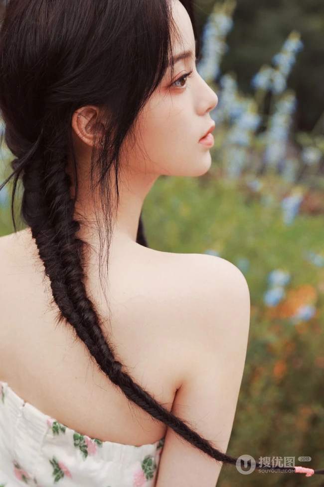 欧阳娜娜甜美清新礼裙印花裙街拍写真图片