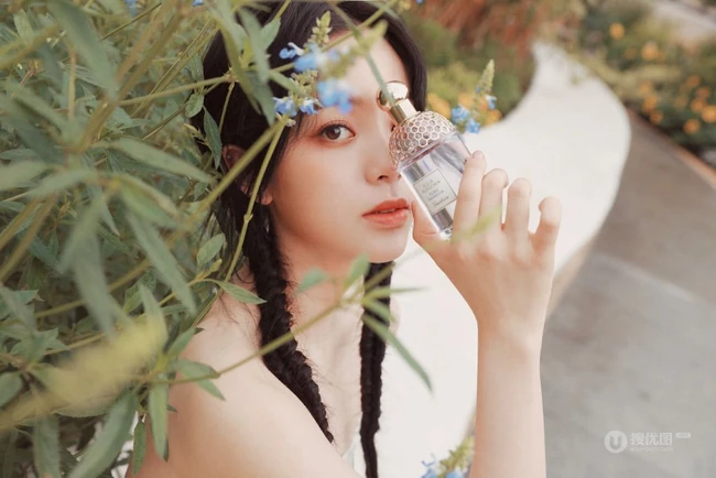 欧阳娜娜甜美清新礼裙印花裙街拍写真图片