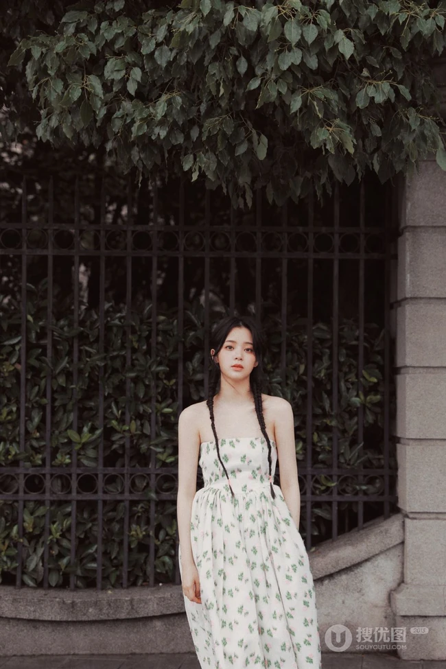 欧阳娜娜甜美清新礼裙印花裙街拍写真图片