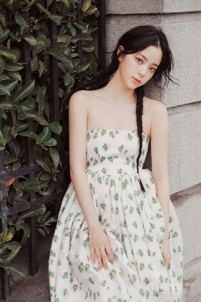 欧阳娜娜甜美清新礼裙印花裙街拍写真图片