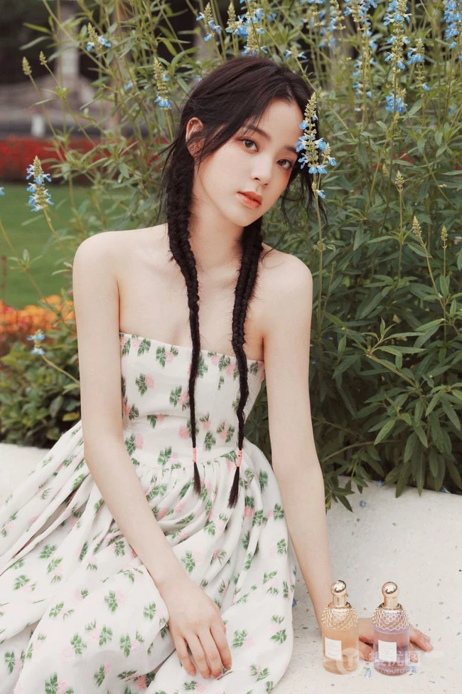 欧阳娜娜甜美清新礼裙印花裙街拍写真图片
