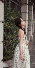 欧阳娜娜甜美清新礼裙印花裙街拍写真图片