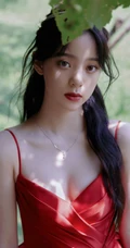 欧阳娜娜气质优雅V领肩带红裙公园显白皙肌肤线条写真图片