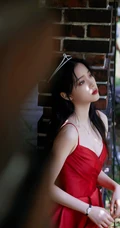 欧阳娜娜气质优雅V领肩带红裙公园显白皙肌肤线条写真图片