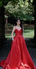 欧阳娜娜气质优雅V领肩带红裙公园显白皙肌肤线条写真图片
