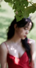 欧阳娜娜气质优雅V领肩带红裙公园显白皙肌肤线条写真图片