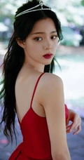 欧阳娜娜气质优雅V领肩带红裙公园显白皙肌肤线条写真图片