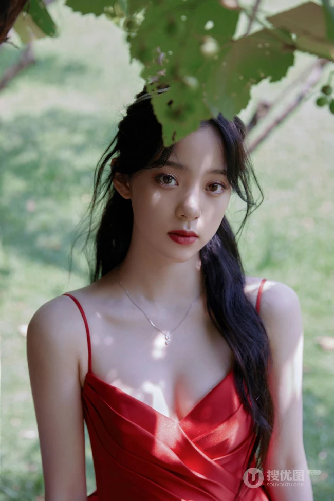 欧阳娜娜气质优雅V领肩带红裙公园显白皙肌肤线条写真图片