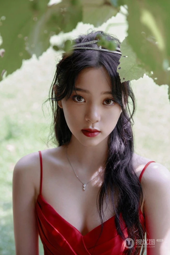 欧阳娜娜气质优雅V领肩带红裙公园显白皙肌肤线条写真图片