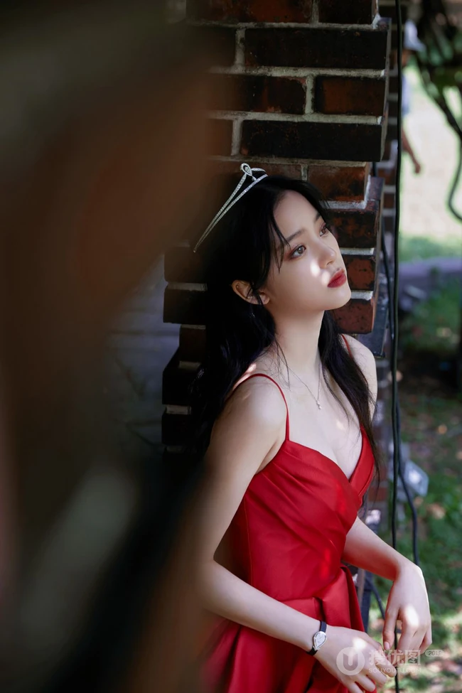 欧阳娜娜气质优雅V领肩带红裙公园显白皙肌肤线条写真图片