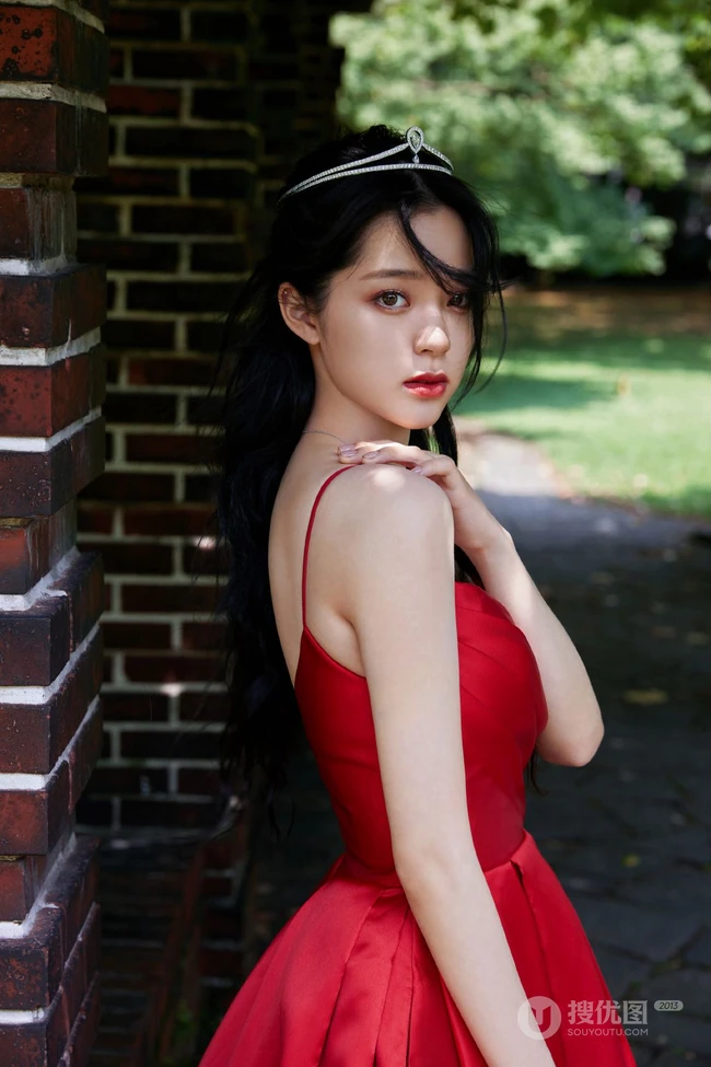 欧阳娜娜气质优雅V领肩带红裙公园显白皙肌肤线条写真图片