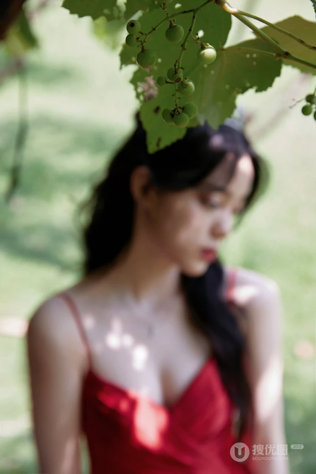 欧阳娜娜气质优雅V领肩带红裙公园显白皙肌肤线条写真图片
