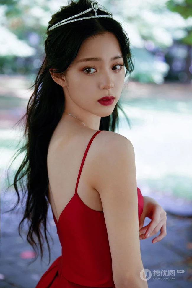 欧阳娜娜气质优雅V领肩带红裙公园显白皙肌肤线条写真图片
