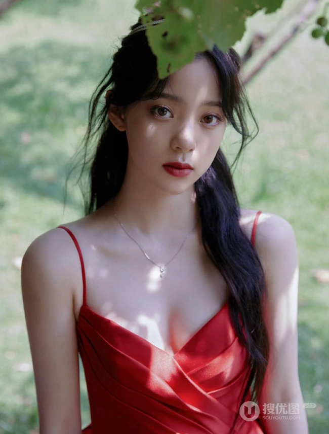 欧阳娜娜气质优雅V领肩带红裙公园显白皙肌肤线条写真图片