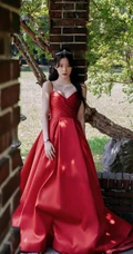欧阳娜娜气质优雅V领肩带红裙公园显白皙肌肤线条写真图片