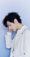 罗云熙纯白西服穿搭帅气手机壁纸图片