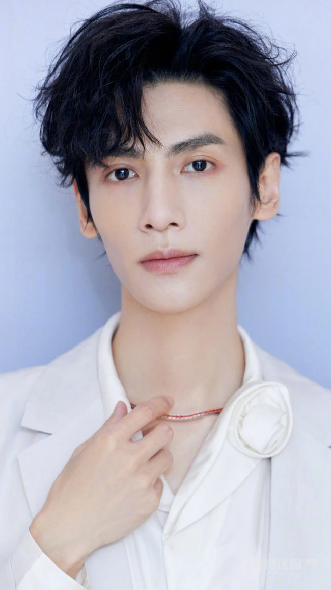 罗云熙纯白西服穿搭帅气手机壁纸图片