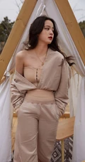 2021酷女孩欧阳娜娜浅色露肩装夏日穿搭户外写真手机壁纸图片
