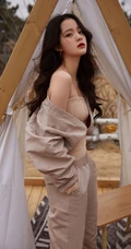 2021酷女孩欧阳娜娜浅色露肩装夏日穿搭户外写真手机壁纸图片