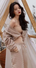 2021酷女孩欧阳娜娜浅色露肩装夏日穿搭户外写真手机壁纸图片
