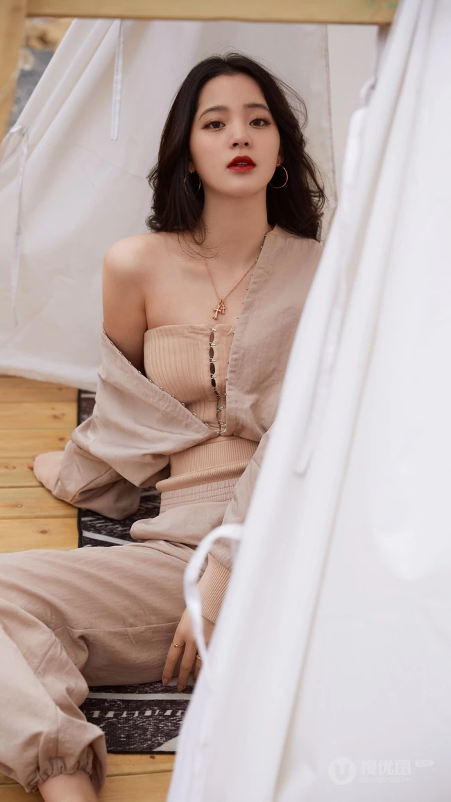 2021酷女孩欧阳娜娜浅色露肩装夏日穿搭户外写真手机壁纸图片