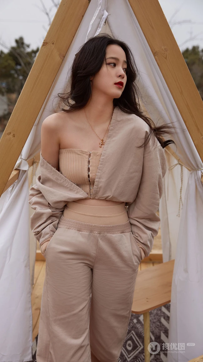 2021酷女孩欧阳娜娜浅色露肩装夏日穿搭户外写真手机壁纸图片