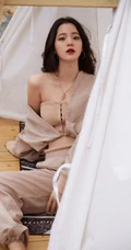 2021酷女孩欧阳娜娜浅色露肩装夏日穿搭户外写真手机壁纸图片