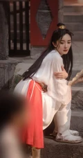 杨幂一袭英气十足古装扮相可爱鬼马花絮图片
