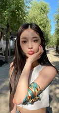 周洁琼气质可爱短款装牛仔短裤纯素颜俏皮街拍写真照片