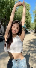 周洁琼气质可爱短款装牛仔短裤纯素颜俏皮街拍写真照片