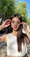 周洁琼气质可爱短款装牛仔短裤纯素颜俏皮街拍写真照片