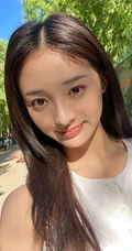 周洁琼气质可爱短款装牛仔短裤纯素颜俏皮街拍写真照片