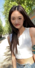 周洁琼气质可爱短款装牛仔短裤纯素颜俏皮街拍写真照片