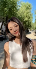 周洁琼气质可爱短款装牛仔短裤纯素颜俏皮街拍写真照片