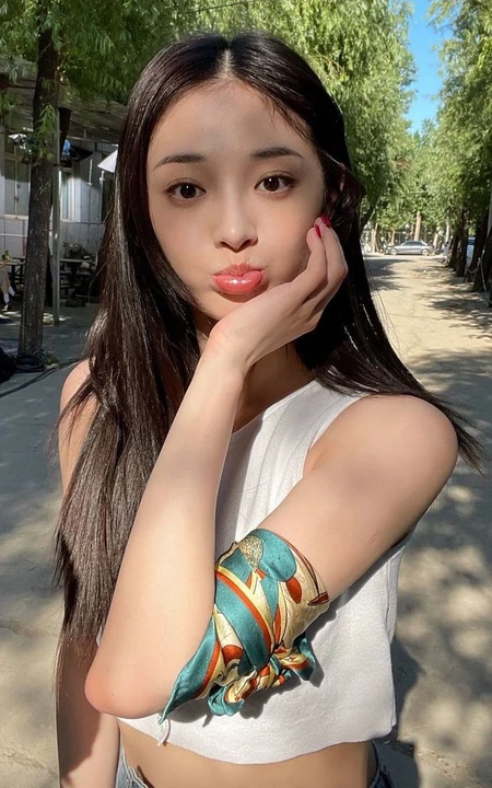 周洁琼气质可爱短款装牛仔短裤纯素颜俏皮街拍写真照片