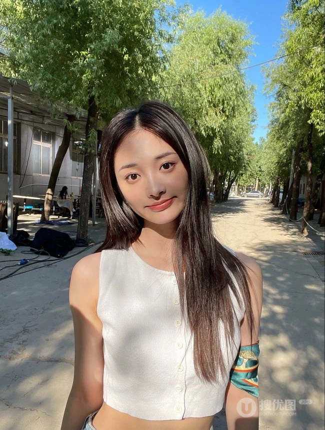 周洁琼气质可爱短款装牛仔短裤纯素颜俏皮街拍写真照片