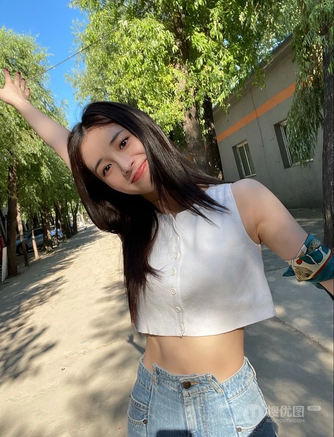 周洁琼气质可爱短款装牛仔短裤纯素颜俏皮街拍写真照片