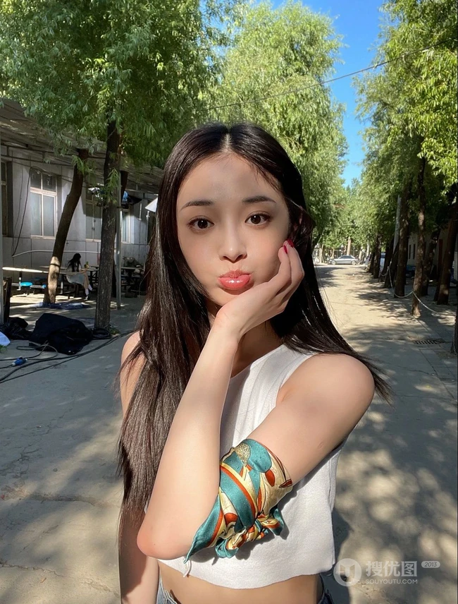 周洁琼气质可爱短款装牛仔短裤纯素颜俏皮街拍写真照片