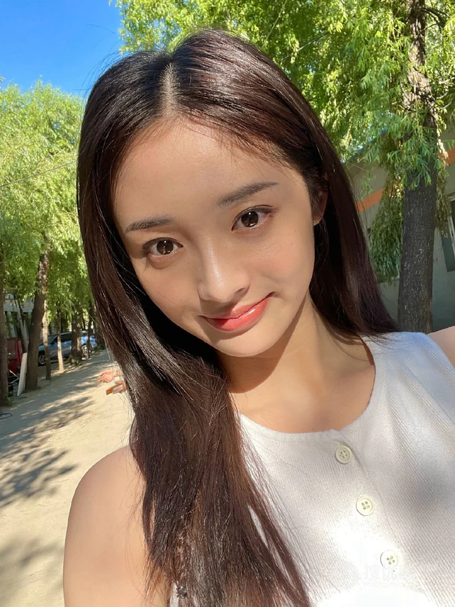 周洁琼气质可爱短款装牛仔短裤纯素颜俏皮街拍写真照片