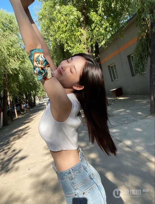 周洁琼气质可爱短款装牛仔短裤纯素颜俏皮街拍写真照片
