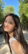 周洁琼气质可爱短款装牛仔短裤纯素颜俏皮街拍写真照片