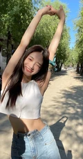 周洁琼气质可爱短款装牛仔短裤纯素颜俏皮街拍写真照片