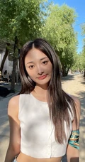 周洁琼气质可爱短款装牛仔短裤纯素颜俏皮街拍写真照片