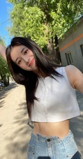 周洁琼气质可爱短款装牛仔短裤纯素颜俏皮街拍写真照片