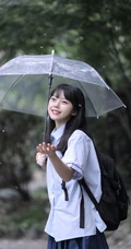 可爱清纯齐刘海黑直长发少女学生妹子手拿雨伞甜美街拍写真大图