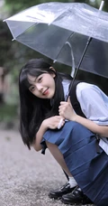 可爱清纯齐刘海黑直长发少女学生妹子手拿雨伞甜美街拍写真大图