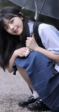 可爱清纯齐刘海黑直长发少女学生妹子手拿雨伞甜美街拍写真大图