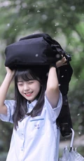 可爱清纯齐刘海黑直长发少女学生妹子手拿雨伞甜美街拍写真大图